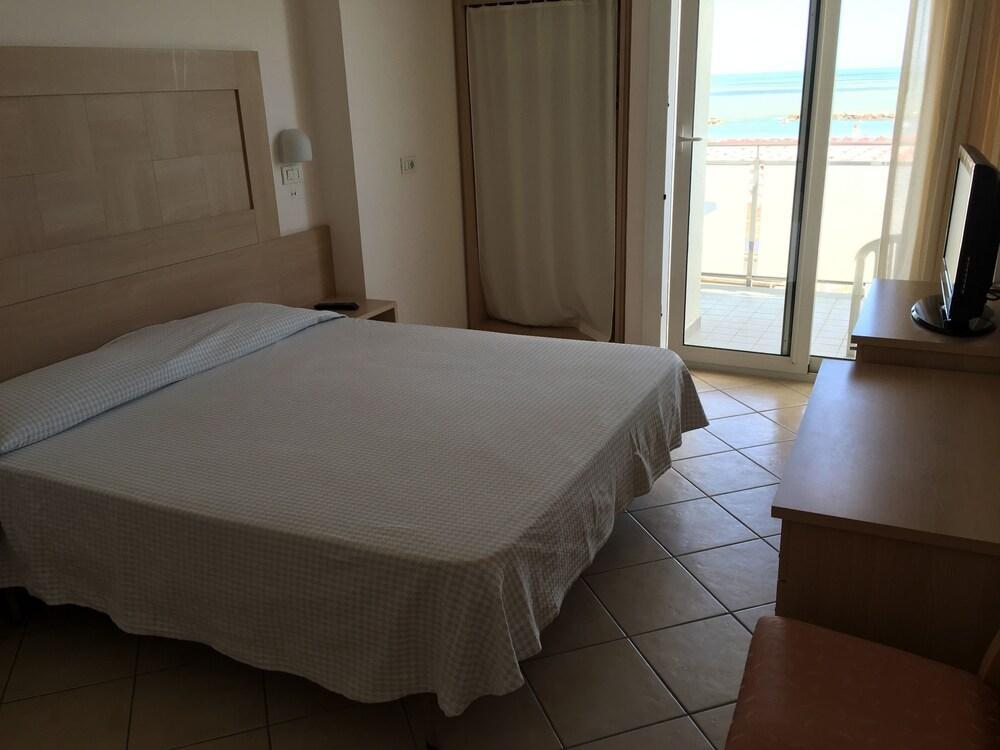 קאטוליקה Hotel Excelsior מראה חיצוני תמונה
